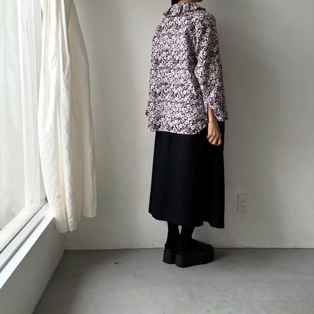 R&D.M.Co ワイルドベリーリネンラッフルカラーブラウス
