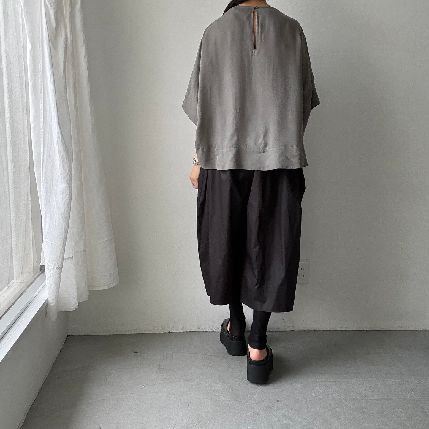TENNE HANDCRAFTED MODERN ハーフスリーブトップス　グレー