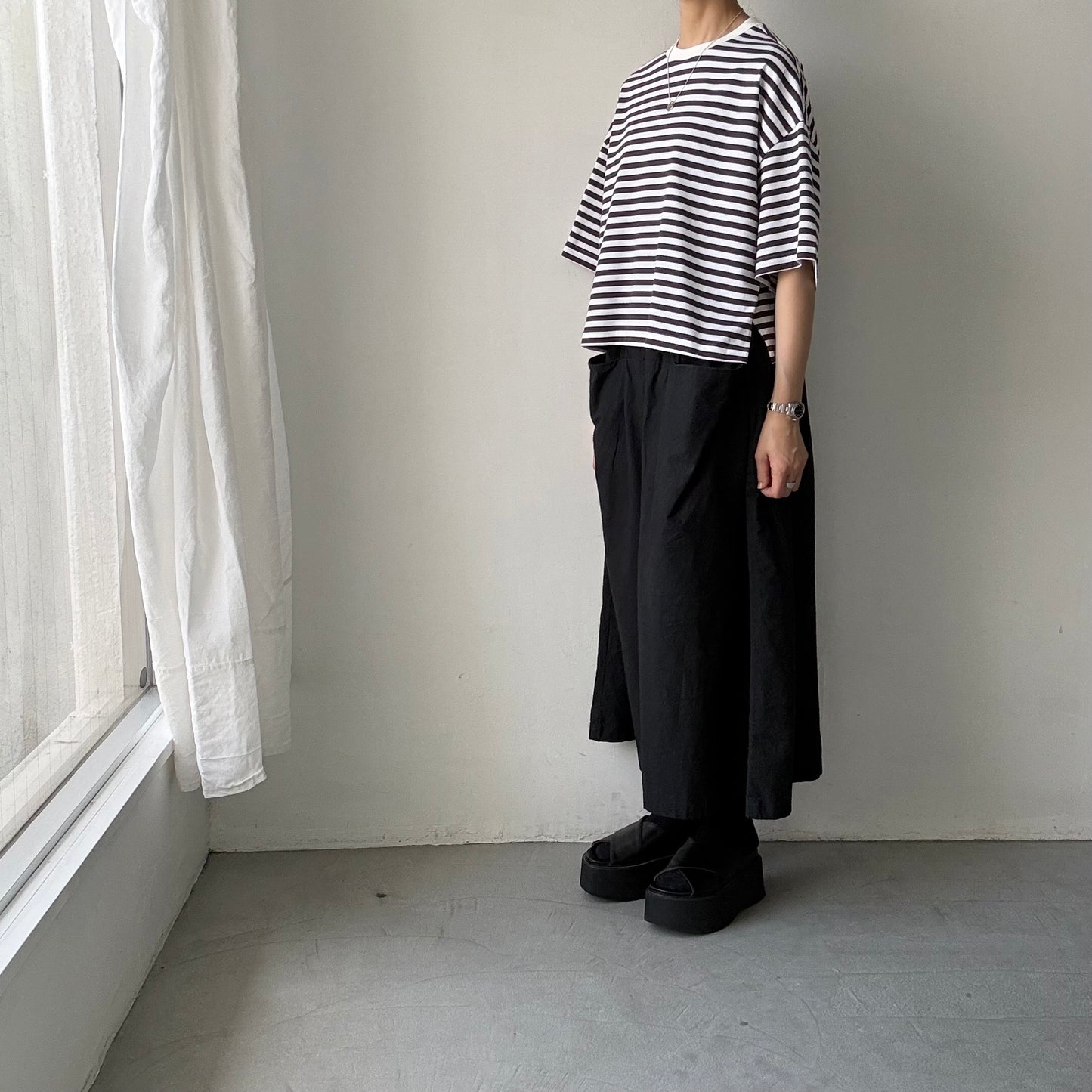 atelier naruse  コットンボーダー半袖カットソー　チャコール