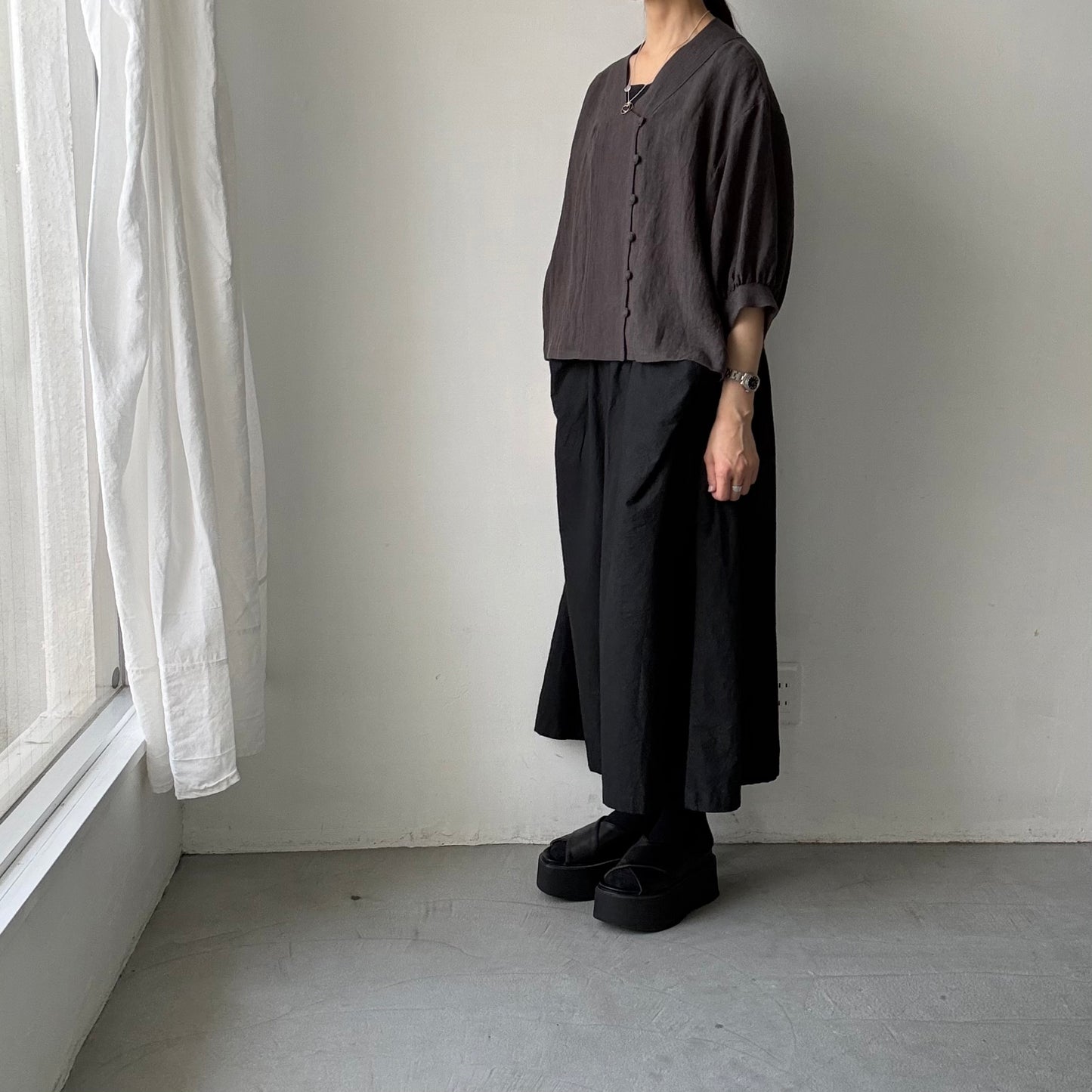 atelier naruse  リネンステッチVネックブラウス