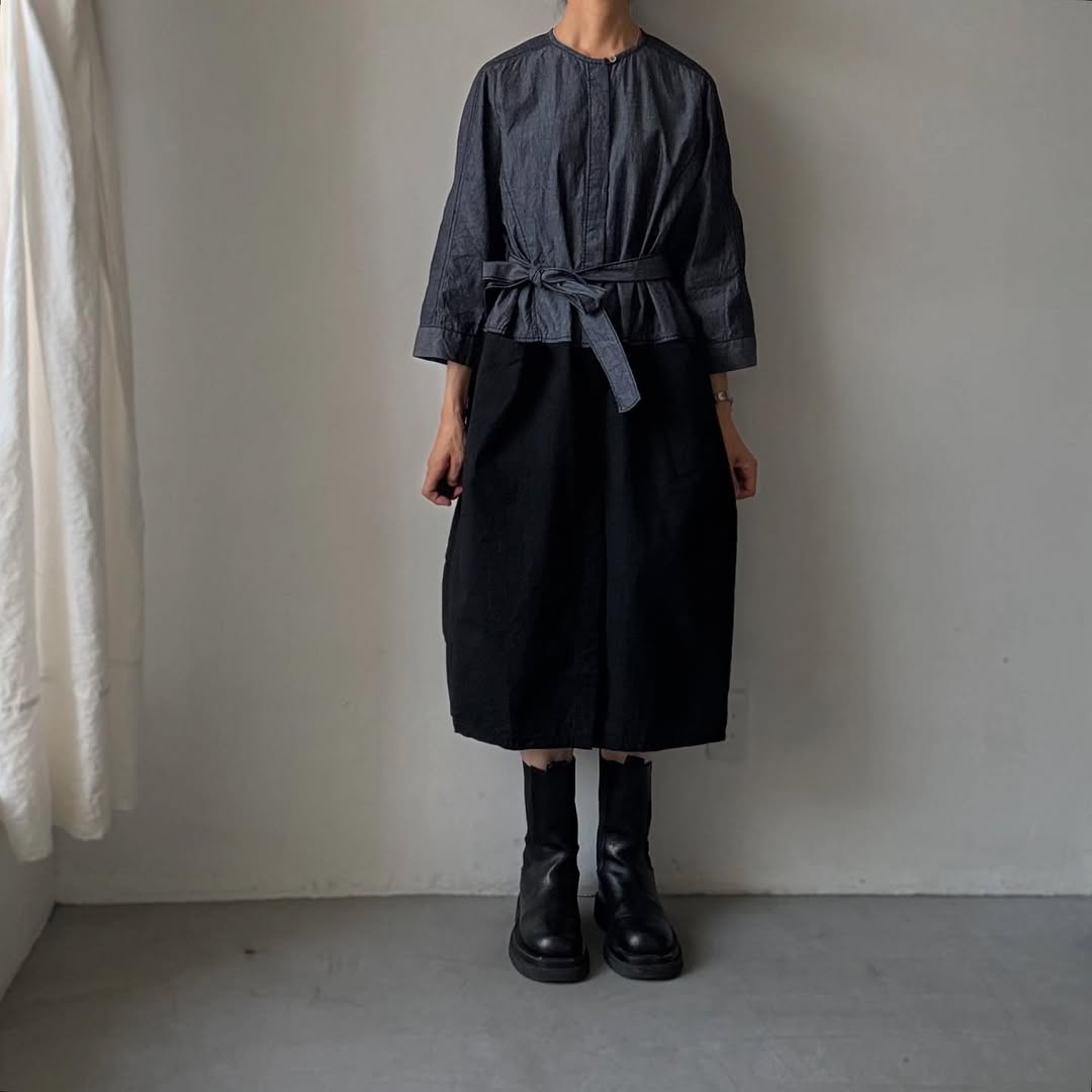 homspun ライトオンスシャンブレー比翼7分袖ノーカラーワンピース　ネイビー×ブラック